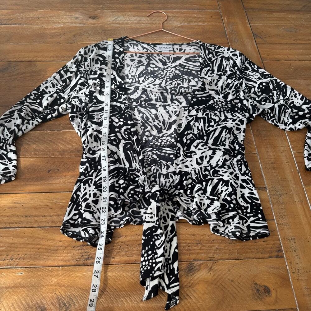 Chico's travelers Black and Cream front tie Abstract Blouse size 2 medium - Picture 4 of 5